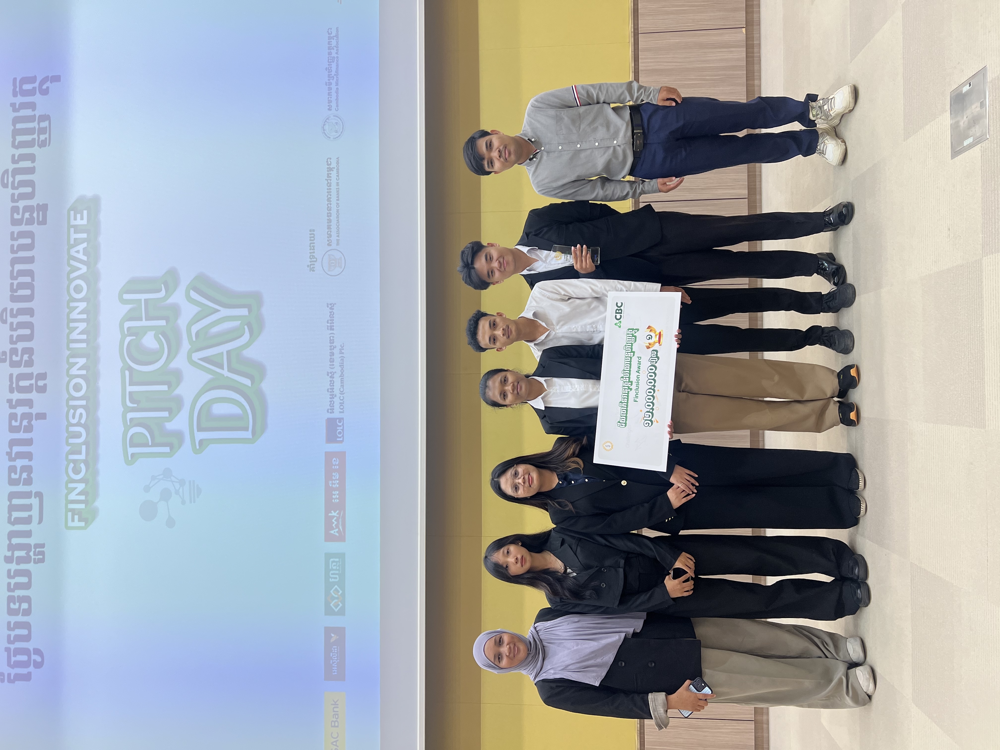 Komnot team receiving the CBC Finclusion Award